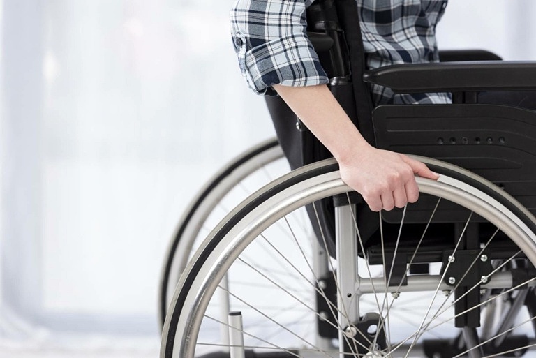 Homem na cadeira de rodas - Auxílio invalidez